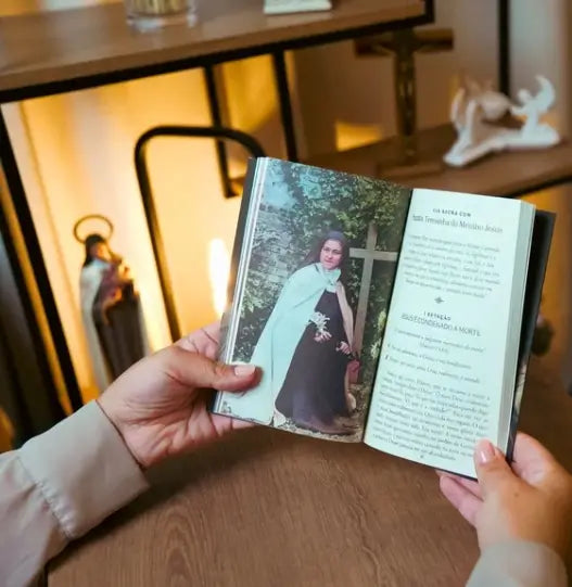 Livro Via Sacra com os Santos do Carmelo